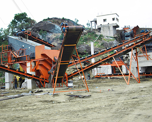 鐵礦石粉碎生產(chǎn)線安裝現(xiàn)場：鄂式破碎機(jī)