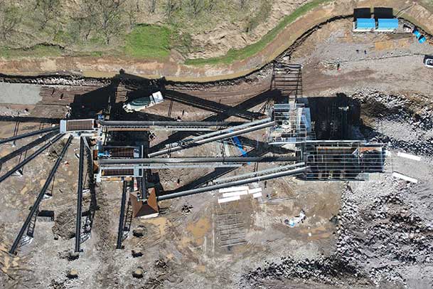 移動破碎制砂一體機生產線現(xiàn)場作業(yè)