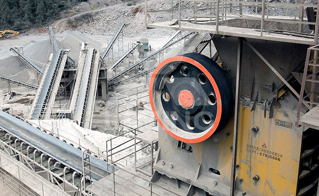 顎式破碎機(jī)破碎花崗巖現(xiàn)場(chǎng)